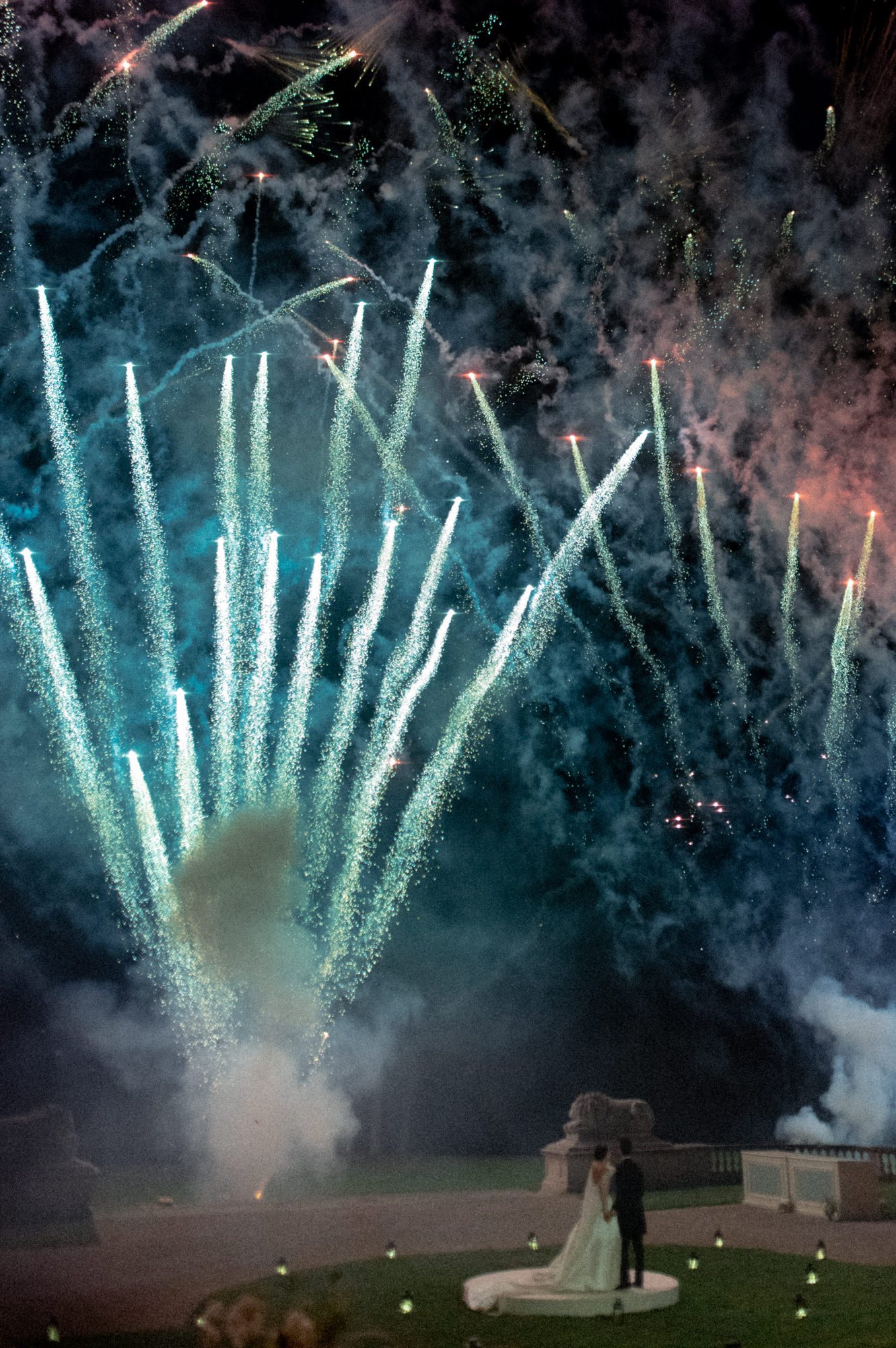 Casal sob uma apresentação de fogos de artifício