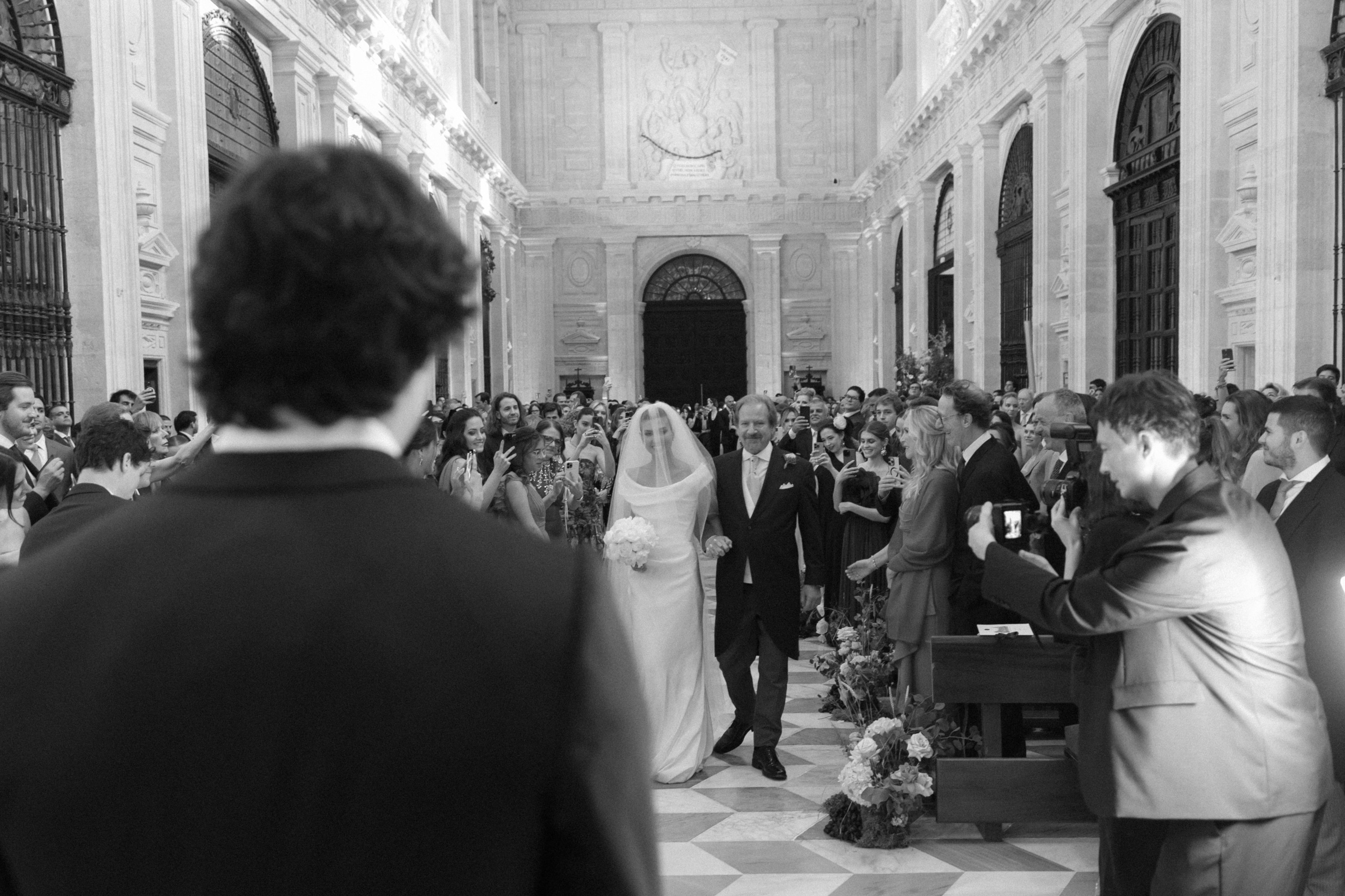 Entrada da noiva em uma cerimônia de casamento