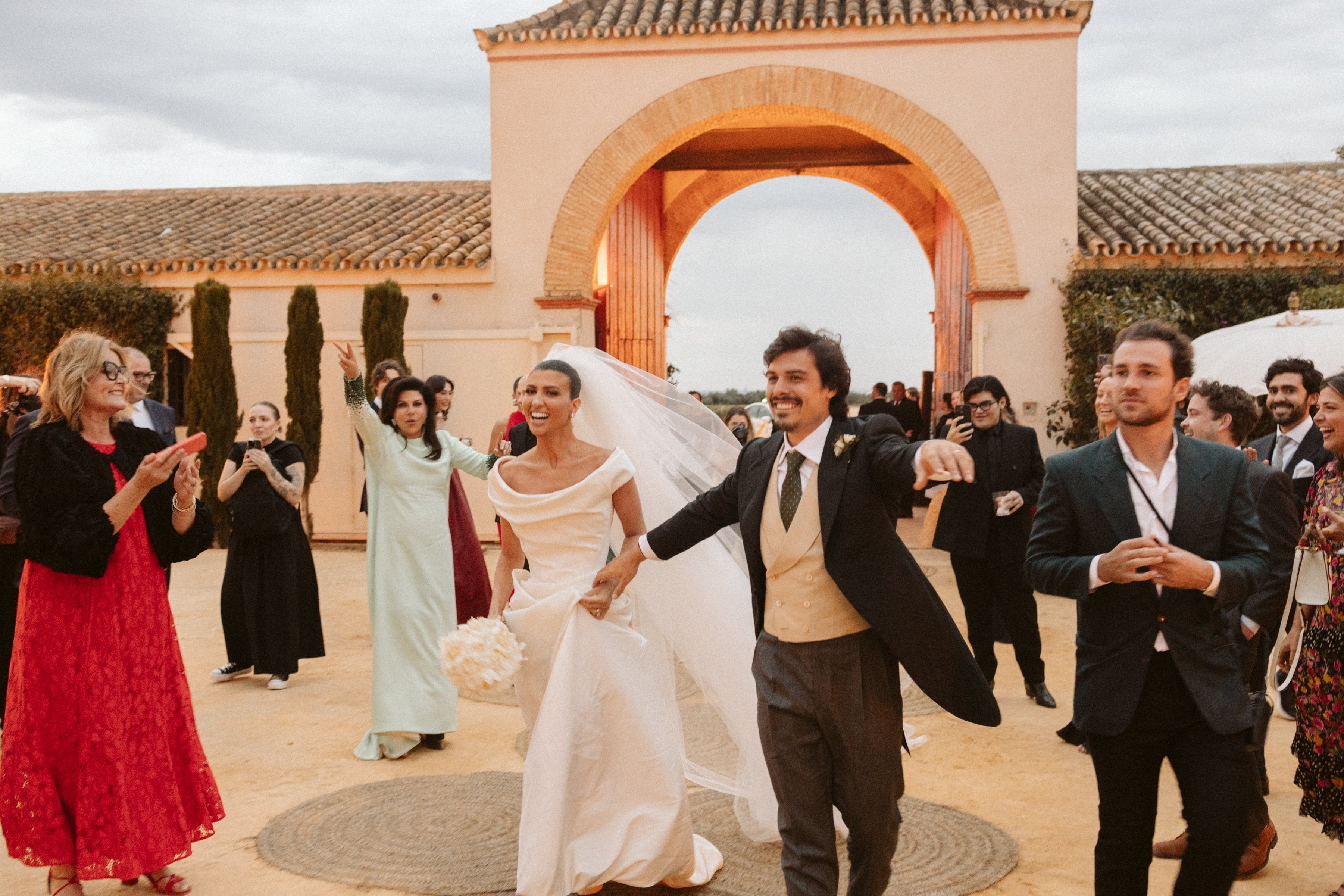 Casal deixando a cerimônia de casamento
